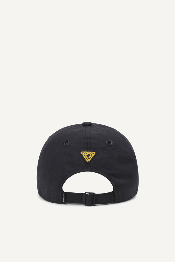 워크 아라미드 캡 V3는 워크웨어, 등산, 캠핑 등 다양한 TPO에 어울리는 볼캡입니다. 내구성이 뛰어난 코듀라와 난연 기능을 가진 아라미드 소재를 사용하여 제작되었으며, 사계절 모두 착용 가능합니다. 쿨맥스 땀받이, 메쉬 안감, 펜슬 홀더를 갖춰 실용성을 높였으며, 엔지니어드 와펜과 버클 디테일로 디자인 포인트를 더했습니다. 58/60 두 가지 사이즈로 출시되어 편안한 착용감을 제공하며, 워크웨어, 캐주얼, 고프코어 스타일을 즐기는 분들께 추천합니다. 블랙 컬러로 어떤 스타일에도 쉽게 매치할 수 있습니다.
