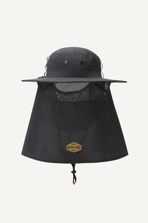 라이트워크 썬프로텍트 와이드 햇 V2는 아웃도어, 워킹, 일상생활에서 자외선을 차단하고 쾌적함을 유지하도록 설계된 모자입니다. 가볍고 통기성이 뛰어난 에어리도트 소재와 86mm의 넓은 챙으로 햇빛을 효과적으로 가려줍니다. 안면가리개, 목가리개, 턱끈이 있어 활동적인 움직임에도 모자를 안정적으로 착용할 수 있으며, 쿨맥스 땀받이, 메쉬 안감, 흡습속건 기능으로 쾌적함을 더했습니다. 제전 기능과 초발수 기능으로 쾌적함을 유지하며, 턱끈 조절 및 탈부착이 가능하여 사용자의 편의성을 높였습니다. 여행룩, 휴가룩, 산책룩 등 다양한 TPO에 캐주얼, 미니멀, 고프코어 스타일을 연출하기 좋습니다.
