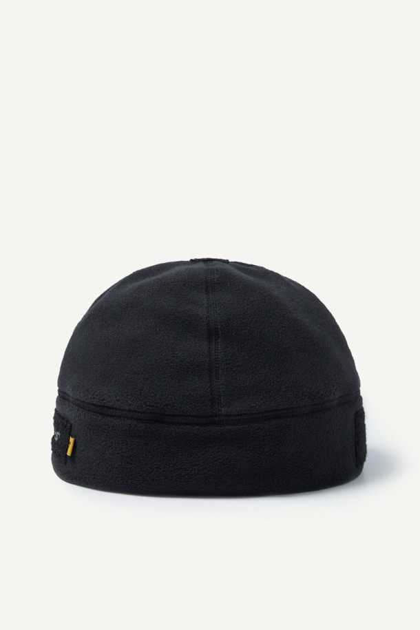 워크 폴라텍 비니는 작업, 아웃도어 활동, 일상에서 폭넓게 활용 가능한 모자입니다. 부드러운 촉감의 폴라텍 플리스 소재로 제작되어 겨울철에도 뛰어난 보온성과 통기성을 제공하며, 체온 조절에 도움을 줍니다. 블랙, 그린, 오렌지 3가지 색상으로 출시되었으며, 가볍고 내구성이 뛰어나며 관리가 편리합니다. 특히 야간 활동 시 안전성을 높이는 재귀반사 프린트와 브랜드 라벨, 그리고 벨크로 디테일이 돋보입니다. 등산룩, 캠핑룩, 출근룩 등 다양한 TPO에 캐주얼, 미니멀, 고프코어 스타일을 더해 스타일리시하게 연출할 수 있습니다. 무게는 35g으로 활동성을 높였습니다.
