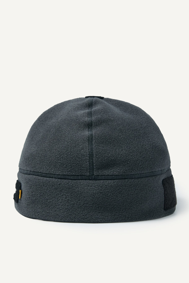 워크 폴라텍 비니는 혹한의 추위 속에서도 따뜻함과 스타일을 놓치지 않는 겨울철 필수템입니다. 부드러운 폴라텍 플리스 소재로 제작되어 뛰어난 보온성과 통기성을 제공하며, 깊은 모자 깊이로 머리를 포근하게 감싸줍니다. 블랙, 그린, 오렌지 3가지 세련된 컬러로 출시되어 등산, 캠핑, 출근 등 다양한 TPO에 활용 가능하며, 캐주얼, 미니멀, 고프코어 스타일을 모두 소화합니다. 35g의 가벼운 무게와 뛰어난 내구성, 관리의 편리함은 물론, 벨크로, 재귀반사 프린트, 브랜드 라벨 디테일로 디자인 완성도를 높였습니다. 야간에도 안전한 야간 가시성을 확보하여, 작업용, 아웃도어 활동, 일상생활에서 폭넓게 활용할 수 있습니다.
