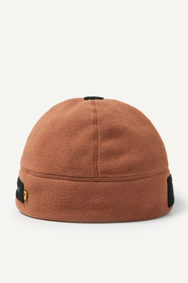 워크 폴라텍 비니는 겨울철 보온성을 책임지는 필수 아이템입니다. 부드러운 폴라텍 플리스 소재로 제작되어 뛰어난 착용감과 보온성을 제공하며, 가볍고 통기성이 뛰어나 체온 조절에도 효과적입니다. 블랙, 그린, 오렌지 3가지 색상으로 출시되어 다양한 스타일을 연출할 수 있으며, 등산룩, 캠핑룩, 캐주얼, 고프코어, 미니멀 스타일 등 TPO에 구애받지 않고 활용 가능합니다. 35g의 가벼운 무게와 관리 용이성이 장점이며, 벨크로, 재귀반사 프린트, 브랜드 라벨 디테일로 디자인 포인트를 더했습니다. 커스터마이징이 가능하여 나만의 개성을 표현할 수 있습니다.
