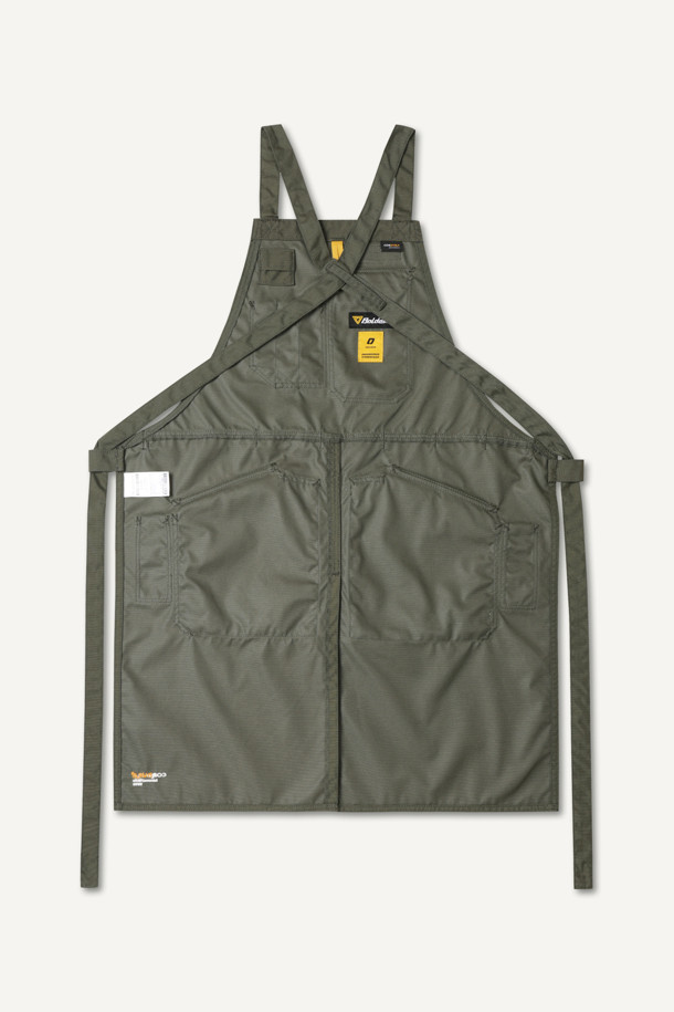 워크 툴 에이프런은 남녀 공용으로 제작되었으며, 카키와 올리브 두 가지 색상으로 만나볼 수 있습니다. 내구성이 뛰어나고 수납성이 뛰어난 워크웨어 에이프런으로, 나일론과 코듀라 소재를 사용하여 흡습, 속건, 내마모 기능까지 갖췄습니다. 가슴 포켓 4개, 하단 포켓 4개, 펜 포켓 등 넉넉한 수납공간을 제공하며, 벨크로, 몰리시스템, X자형 어깨끈으로 디자인에 포인트를 더했습니다.  길이 조절, 가랑이 트임, 패치 부착 가능 등 디테일한 기능성으로 워크샵룩, 캠핑룩, 가을 나들이룩, 워크웨어, 고프코어, 미니멀 스타일을 즐기는 분들께 적합합니다.
