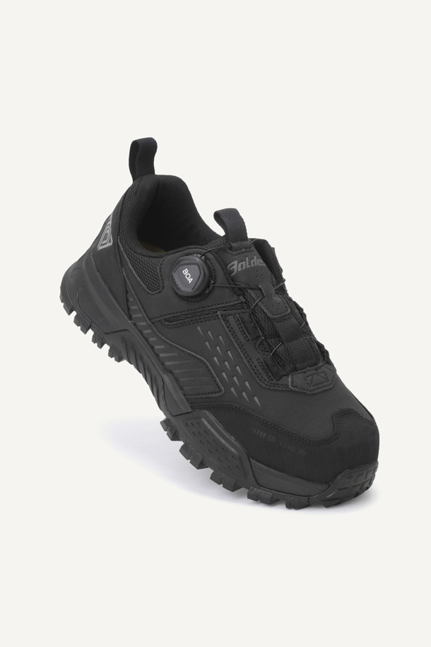 **VAULT ESSENTIAL (볼트 에센셜) 안전화**는 작업용 및 산업용으로 디자인된 남성용 안전화입니다. 블랙 컬러의 이 안전화는 사계절 모두 착용 가능하며, 스틸 토캡으로 앞코를 보호합니다. 신세틱, 메쉬, 러버 소재를 사용하여 제작되었으며, 4인치 굽 높이의 플랫 타입입니다. 14,000V 절연, 미끄럼 방지, BOA L6 시스템, 3겹 방탄지 내답판, 쿠셔닝 PU 인솔, 힐 웨빙 손잡이, 재귀반사 테이프, KCs 인증을 받았으며, 메쉬 안감에 로고 패턴과 BOA 다이얼 신발 여밈을 적용했습니다. 출근룩, 워크샵룩, 워크웨어, 미니멀, 캐주얼 스타일에 잘 어울리는 안전화입니다.
