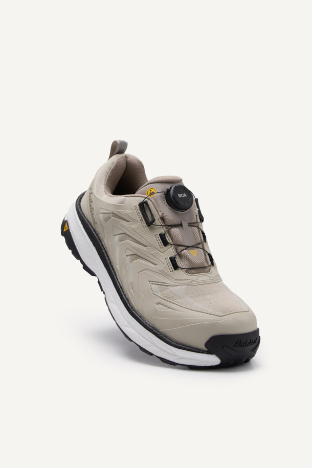 남성 작업용 산업용 안전화, VAPOR SHIELD 441(베이퍼 쉴드 441)입니다. 미니멀하고 워크웨어 스타일의 베이지 컬러로, 출근룩에도 잘 어울립니다. 아라미드 토캡, 메쉬, PU, E-TPU, 러버 소재를 사용하여 내구성과 통기성을 높였으며, EVA 안감으로 편안함을 더했습니다. BOA 시스템으로 편리하게 신고 벗을 수 있으며, 정전기 방지, 미끄럼 방지 기능과 KCs 인증을 획득하여 안전성을 확보했습니다. 충격 흡수, 통기성, 정전기 방지, 미끄럼 방지 등 다양한 기능을 갖춘 사계절용 안전화입니다.
