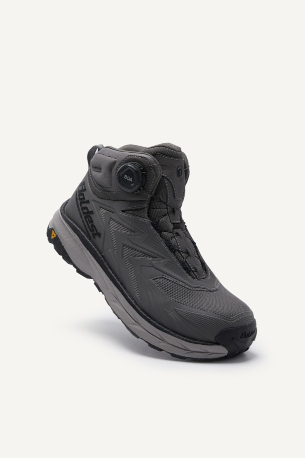 VAPOR SHIELD 541 (베이퍼 쉴드 541) 안전화는 남성 작업자를 위해 디자인된 미드컷 스타일의 안전화입니다. 그레이 컬러의 무지 디자인으로, 작업복과 함께 미니멀하거나 워크웨어 스타일의 출근룩을 연출하기 좋습니다. 메쉬, PU, E-TPU, 러버 소재를 사용하여 통기성과 내구성을 높였으며, 아라미드 토캡과 KCs 인증을 받아 안전성을 확보했습니다. BOA Fit System (보아 핏 시스템)을 적용하여 편안한 착용감을 제공하며, EVA 안감과 쿠션성, 반발탄성, 미끄럼방지 기능으로 작업 시 충격 흡수와 경량성을 경험할 수 있습니다.
