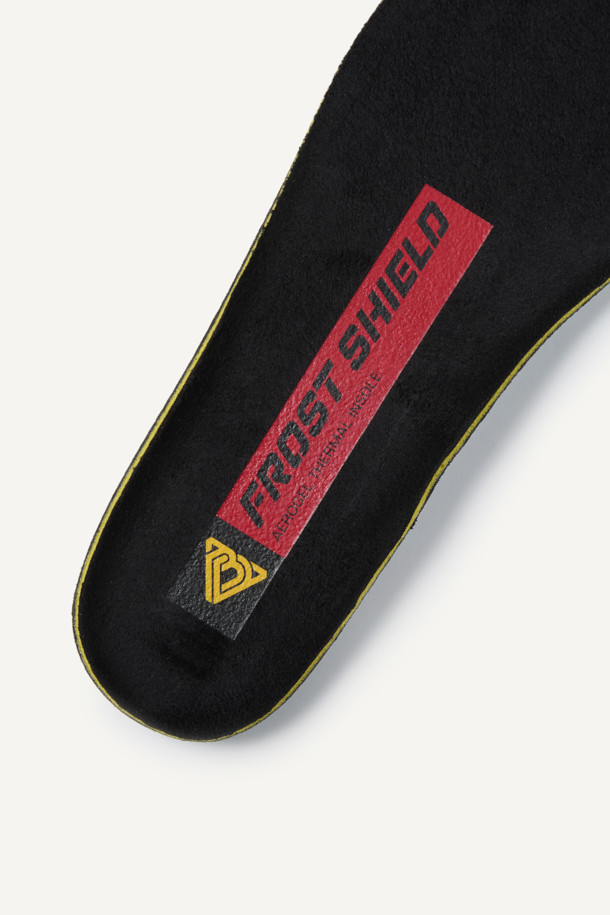 FROST SHIELD (프로스트 쉴드) 인솔은 겨울철 보온과 편안함을 동시에 제공하는 필수템입니다. 우주복 단열재로 사용되는 에어로겔과 열전도를 최소화하는 알루미늄 바닥재를 사용하여 뛰어난 단열 효과를 자랑합니다. 또한, 메모리폼 소재로 제작되어 발바닥 아치를 편안하게 지지하며, 항균, 습기 조절, 냄새 방지 기능으로 쾌적함을 유지해 줍니다. 무지 디자인으로 어떤 신발에도 잘 어울리며, 겨울 데일리룩, 산책룩, 집콕룩 등 다양한 TPO에 매치하여 미니멀, 캐주얼, 클래식 스타일을 연출할 수 있습니다. 경량 설계로 활동성을 높여줍니다.
