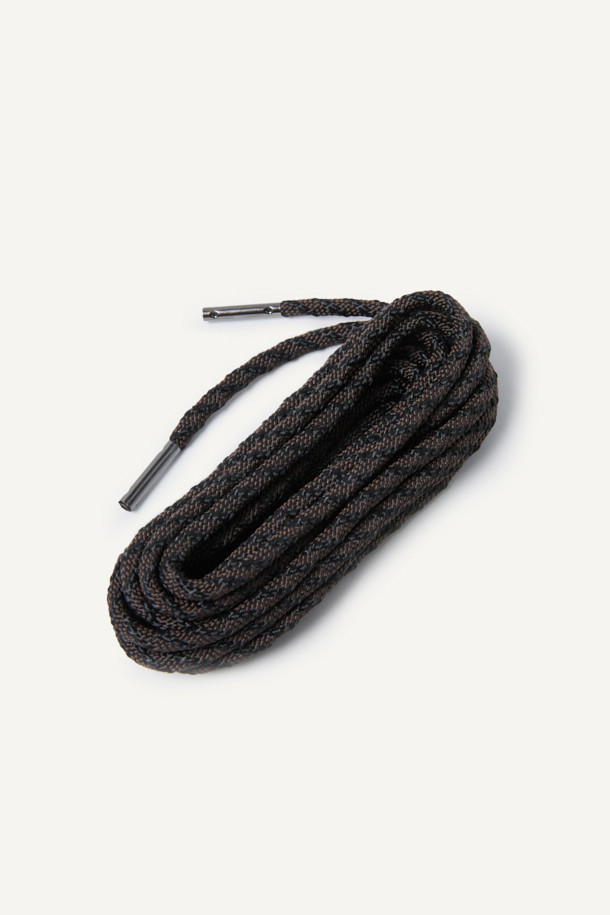 헤비듀티 다이니마 슈레이스는 워크웨어, 미니멀, 캐주얼 스타일을 즐겨 입는 남녀 모두를 위한 신발끈입니다. 블랙 색상이며, 튼튼한 워크 용도로 제작되었습니다. 초고내구성을 자랑하는 다이니마 심사를 사용하여 내구성이 뛰어나며, 마찰에도 강합니다. M(135cm)과 L(160cm) 두 가지 사이즈로 제공되며, 메탈릭 팁 디자인으로 세련됨을 더했습니다. 사선 돌기 구조로 풀림을 방지하여 안전하게 신발을 착용할 수 있습니다. 워크샵룩, 출근룩 등 다양한 TPO에 활용하기 좋습니다.
