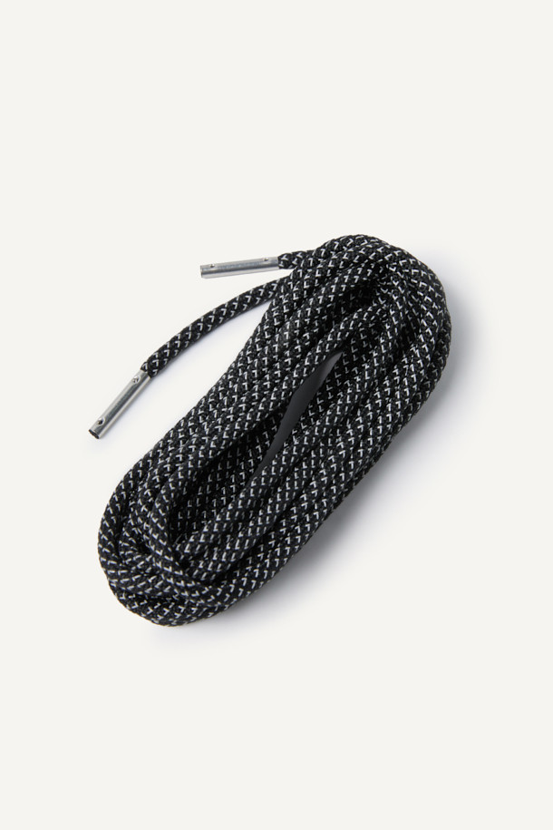 밤길 안전을 위한 필수 아이템, 리플렉티브 슈레이스입니다. 3M 리플렉티브 기능을 갖춘 나일론 소재로 제작되어 어두운 곳에서도 뛰어난 반사 효과를 제공합니다. M사이즈(135cm)는 6~7홀 워크슈즈에, L사이즈(160cm)는 7홀 이상의 워크부츠에 적합하며, 메탈릭팁 마감으로 세련된 디자인을 더했습니다. 캐주얼, 미니멀, 워크웨어 스타일의 의상에 매치하여 동네 마실룩, 산책룩, 출근룩 등 다양한 TPO에 활용할 수 있습니다. 블랙 컬러의 무지 디자인으로 어떤 신발에도 잘 어울립니다.
