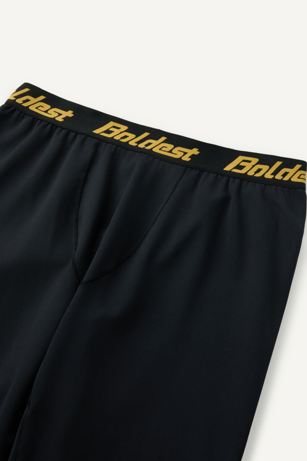 겨울철 스포츠 및 피트니스 활동에 최적화된 윈터 베이스레이어 하의입니다. 뛰어난 보온성과 신축성, 내구성을 갖춘 폴리에스테르 및 스판덱스 혼방 소재로 제작되었습니다. ENGINEERED DIVISION 인체공학 패턴과 메로스티치 봉제 기술을 적용하여 활동성을 높였으며, 부드러운 촉감의 브러시 안감으로 편안한 착용감을 제공합니다. 슬림핏 테크핏 디자인과 E-BAND 밴딩으로 안정적인 착용감을 선사하며, 볼디스트 심볼 로고 프린팅으로 스포티한 스타일을 더했습니다. 피트니스룩 또는 겨울 데일리룩으로 활용하기 좋은 미니멀한 디자인의 긴바지입니다.
