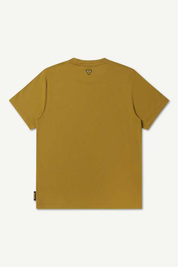 **PP 반팔 베이스레이어**

스포츠 및 운동 시 최적의 퍼포먼스를 지원하는 PP 반팔 베이스레이어입니다. 폴리프로필렌과 폴리에스터 혼방 소재로 제작되어 흡습속건, 보온성, 경량성을 제공합니다. 테크핏 핏과 라운드넥 디자인으로 활동성을 높였으며, 얇은 두께감으로 편안한 착용감을 선사합니다. 머스타드 컬러에 볼디스트 심볼 라벨과 로고 라벨이 포인트로 디자인되었습니다. 피트니스룩, 러닝룩, 요가/필라테스룩 등 다양한 스포츠 활동에 활용하기 좋은 스포티한 스타일의 반팔 베이스레이어입니다.
