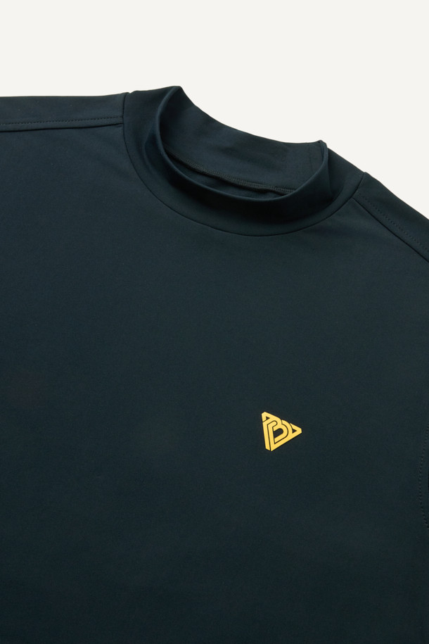 워크 긴팔 모크넥 베이스레이어 V2는 혹독한 겨울 추위 속에서도 쾌적함을 유지하도록 설계된 남녀 공용 작업용 긴팔 티셔츠입니다. 보온성이 뛰어난 기모 안감과 내구성이 강한 나일론 소재를 사용하여, 활동적인 작업 환경에서도 든든하게 몸을 보호합니다. 스포티한 스타일의 테크핏으로 제작되었으며, 밑단 들뜸 방지 및 이물질 차단 기능을 통해 편안함과 실용성을 높였습니다. 모크넥 디자인은 목을 따뜻하게 감싸주며, 겨드랑이 활동 패턴으로 활동성을 극대화했습니다. 블랙 색상으로 어떤 워크웨어, 데일리룩에도 미니멀하게 잘 어울립니다.
