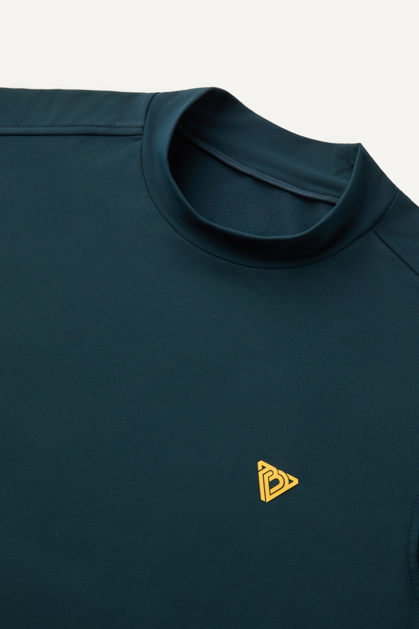 워크 긴팔 모크넥 베이스레이어 V2는 겨울철 워크웨어와 일상에서 활용하기 좋은 남녀 공용 베이스레이어입니다. 네이비 컬러의 무지 디자인으로, 스포티하고 베이직한 스타일을 연출합니다. 두꺼운 두께감의 기모 안감과 부드러운 촉감으로 뛰어난 보온성을 제공하며, 신축성과 내구성을 갖춰 활동성을 높였습니다. 테크핏으로 제작되어 몸에 알맞게 핏되며, 겨드랑이 활동 패턴과 밑단 들림 방지 디테일로 편안한 착용감을 선사합니다. 모크넥 디자인과 긴소매 기장으로 다양한 겨울 데일리룩, 피트니스룩, 출근룩에 활용 가능합니다.
