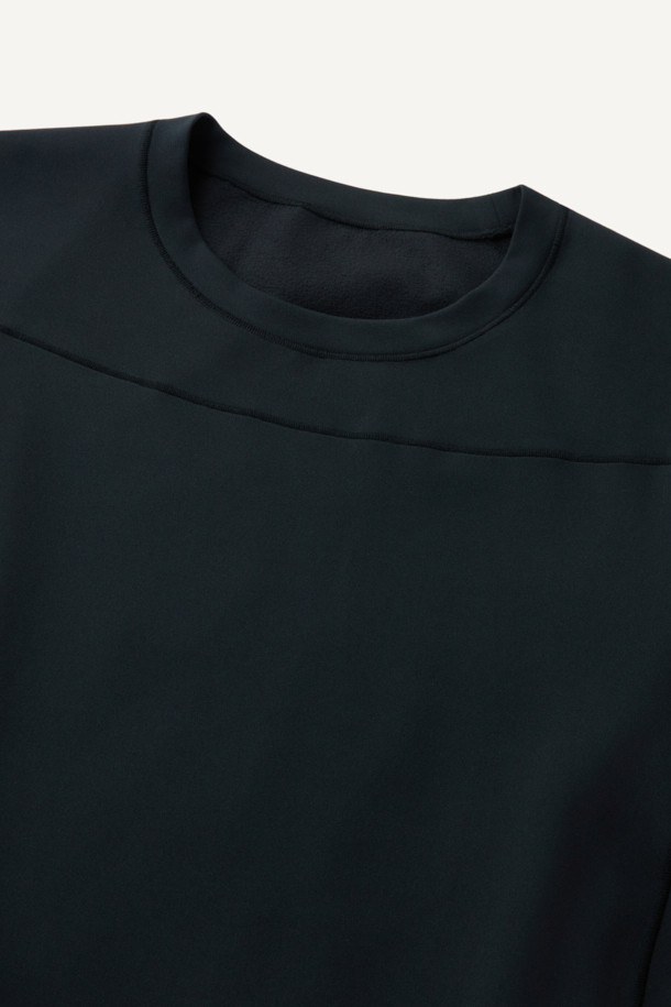 윈터 베이스레이어 상의는 스포츠 및 피트니스 활동에 적합한 남녀 공용 의류입니다. 부드러운 촉감의 폴리에스테르와 스판덱스 혼방 소재로 제작되어 뛰어난 보온성과 신축성, 내구성을 제공합니다. 두꺼운 두께감과 브러시 안감으로 겨울철에도 따뜻하게 착용 가능하며, 메로스티치 봉제와 ENGINEERED DIVISION 인체공학 패턴으로 활동성을 높였습니다. 라운드넥 긴소매 디자인에 무지 블랙 컬러로, 테크핏 핏을 연출하여 스포티하고 미니멀한 스타일을 완성합니다. 피트니스룩, 러닝룩, 겨울 데일리룩 등 다양한 TPO에 활용하기 좋습니다.
