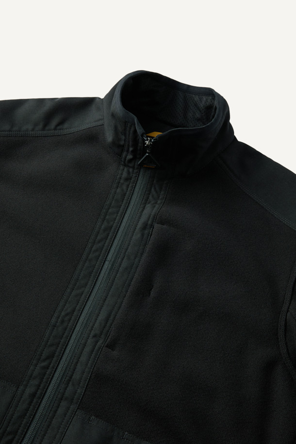 워크 시그니쳐 플리스 재킷 V3는 워크웨어와 일상 착용에 적합한 공용 플리스 재킷입니다. 부드러운 촉감의 플리스 소재와 두꺼운 두께감으로 가을, 겨울철 보온성을 제공하며, 스탠다드핏으로 편안한 착용감을 선사합니다. 블랙 컬러의 무지 디자인에 집업 및 스냅 여밈 방식을 적용하여 실용성을 높였습니다. 코듀라 500D 원단 덧댐, 허니콤 조직 본딩, YKK 스냅/지퍼, 총 6개의 포켓, 겨드랑이 액션분량, 목/소매 접밴드 등의 디테일로 내구성과 방수 기능을 더했습니다. 캐주얼, 스포티, 워크웨어 스타일을 아우르며 겨울 데일리룩, 산책룩, 워크샵룩에 활용하기 좋습니다.
