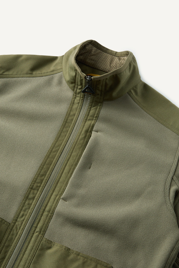 워크 시그니쳐 플리스 재킷 V3는 일상, 워크웨어, 아웃도어 활동에 적합한 플리스 재킷입니다. 카키와 올리브 두 가지 색상으로 출시되었으며, 가을과 겨울에 따뜻하게 착용할 수 있습니다. 부드러운 촉감의 허니콤 조직 본딩 플리스 소재를 사용하고, 내구성을 높이기 위해 코듀라 500D 원단을 덧대었습니다. 스탠다드핏으로 제작되었으며, YKK 스냅/지퍼와 총 6개의 포켓으로 실용성을 더했습니다. 가을 나들이룩, 캠핑룩, 겨울 데일리룩 등 다양한 스타일에 캐주얼, 스포티 무드로 연출하기 좋습니다.
