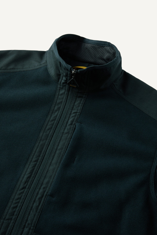 워크 시그니쳐 플리스 재킷 V3는 가을, 겨울 시즌에 따뜻하게 착용할 수 있는 플리스 재킷입니다. 일상, 워크웨어, 아웃도어 활동에 적합하며, 캐주얼, 스포티한 스타일을 연출할 수 있습니다. 부드러운 촉감의 플리스 소재와 내구성이 뛰어난 코듀라 500D 원단 덧댐으로 제작되었습니다. 허니콤 조직 본딩 플리스, YKK 스냅/지퍼, 총 6개의 포켓, 겨드랑이 액션 분량, 목/소매 접밴드 처리 등 다양한 기능성 디테일이 돋보입니다. 스탠다드핏의 블랙 컬러 무지 디자인으로, 겨울 데일리룩, 워크샵룩, 캠핑룩 등 다양한 TPO에 활용하기 좋습니다.
