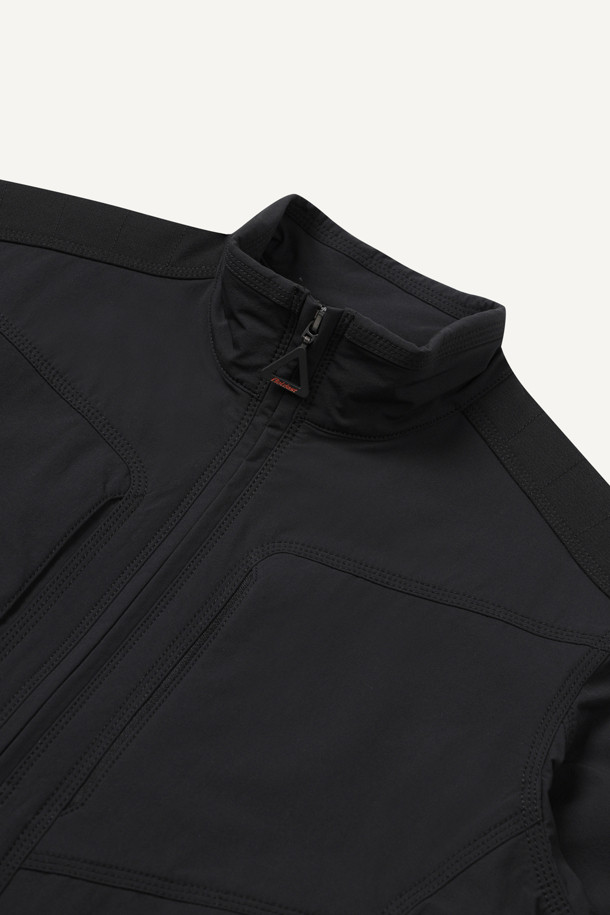 워크 스크래치 프리 우븐 재킷은 남성을 위한 스탠다드핏 워크 재킷입니다. 블랙 색상의 무지 디자인으로, 작업용 및 일상용으로 착용하기 좋습니다. 봄, 가을, 겨울 계절에 적합하며, 지퍼와 스냅으로 여밈이 가능합니다. 나일론과 스판덱스 혼방 소재로 제작되어 활동성과 내구성을 높였으며, 10개의 포켓 시스템과 스크래치 방지 설계, 겨드랑이 액션분량 설계로 실용성을 더했습니다. YKK 스냅/지퍼를 사용하여 품질을 높였으며, 스트레치 기능과 뛰어난 수납성, 내구성을 자랑합니다. 출근룩, 여행룩, 캐주얼, 미니멀 스타일을 즐기는 분들께 추천합니다.
