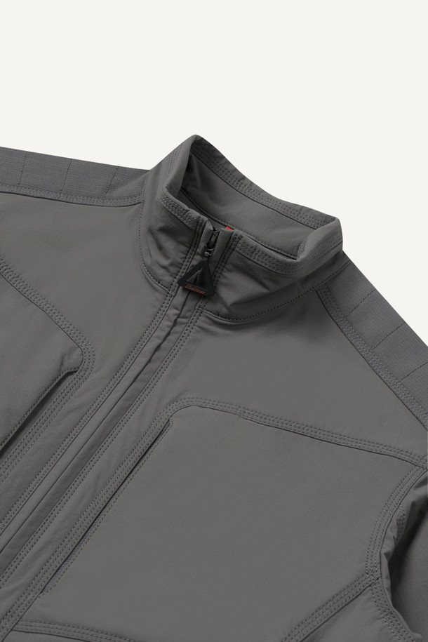 워크 스크래치 프리 우븐 재킷은 남성용 워크 자켓입니다. 그레이 컬러에 스포티하고 캐주얼한 스타일을 더했으며, 봄, 가을, 겨울 3계절 착용이 가능합니다. 나일론과 스판덱스 혼방 소재로 제작되어 활동성과 내구성을 높였으며, 스탠다드 핏으로 편안하게 착용할 수 있습니다. 겨드랑이 액션 분량, 10개 포켓 시스템, 스크래치 방지 설계, YKK 스냅/지퍼 사용으로 기능성을 더해 작업용 및 일상복으로 활용하기 좋습니다. 출근룩, 워크샵룩, 가을 나들이룩 등 다양한 TPO에 캐주얼하고 미니멀한 워크웨어 스타일을 연출해보세요.
