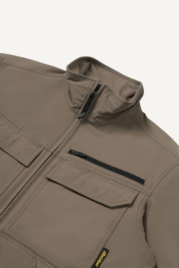 안티케미컬 재킷은 작업용, 일상에서 활용 가능한 워크웨어 스타일의 남성 자켓입니다. 카키 색상에 무지 디자인으로, 스탠다드핏의 레귤러 기장으로 제작되었습니다. 지퍼, 스냅, 벨크로 여밈 방식을 갖췄으며, 뛰어난 발수, 방수, 내화학 기능과 재귀반사 기능을 제공합니다. 11개의 포켓 시스템, 펜꽂이 포켓, 액션 분량, 화학물질 보호 기능, YKK 스냅/지퍼 디테일이 특징이며, 출근룩, 워크샵룩, 가을 나들이룩에 적합합니다. 부드러운 촉감의 나일론 소재로 제작되어 미니멀하고 캐주얼한 스타일을 연출합니다.
