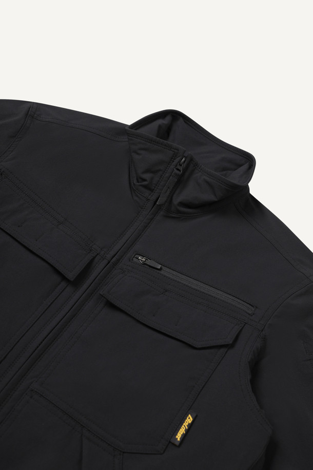 안티케미컬 재킷은 작업, 일상에서 활용 가능한 남녀 공용 자켓입니다. 스포티와 밀리터리 무드를 동시에 느낄 수 있으며, 블랙 컬러의 무지 디자인으로 제작되었습니다. 나일론 소재를 사용하여 부드러운 촉감을 제공하며, 스탠다드핏과 긴 소매 기장으로 편안한 착용감을 선사합니다. 방수, 발수, 화학물질 보호 기능을 갖춰 작업 환경에서 안전하게 사용할 수 있으며, 총 11개의 다수 포켓, 펜꽂이 포켓, 재귀반사 프린트, 액션분량, YKK 스냅/지퍼 디테일로 실용성을 높였습니다. 출근룩, 워크웨어, 스포티, 미니멀 스타일을 즐겨 입는 분들께 추천합니다.
