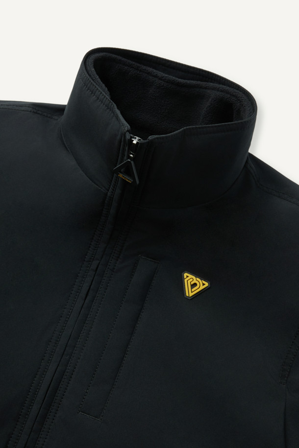 워크 3IN1 트랜스폼 재킷은 아웃도어 활동과 일상생활 모두에 적합한 남녀 공용 아우터입니다. 블랙 색상의 무지 디자인으로, 스포티하면서도 캐주얼한 스타일을 연출합니다. 봄, 가을에 적합하며, 2L 원단을 사용하여 방수, 방풍, 보온 기능을 갖췄습니다. 탈부착 가능한 내피와 총 10개의 포켓 시스템이 특징이며, 여행, 등산, 캠핑룩과 고프코어 스타일을 완성합니다. 부드러운 촉감의 두꺼운 두께감으로 편안한 착용감을 선사하는 레귤러핏 긴소매 집업 재킷입니다.
