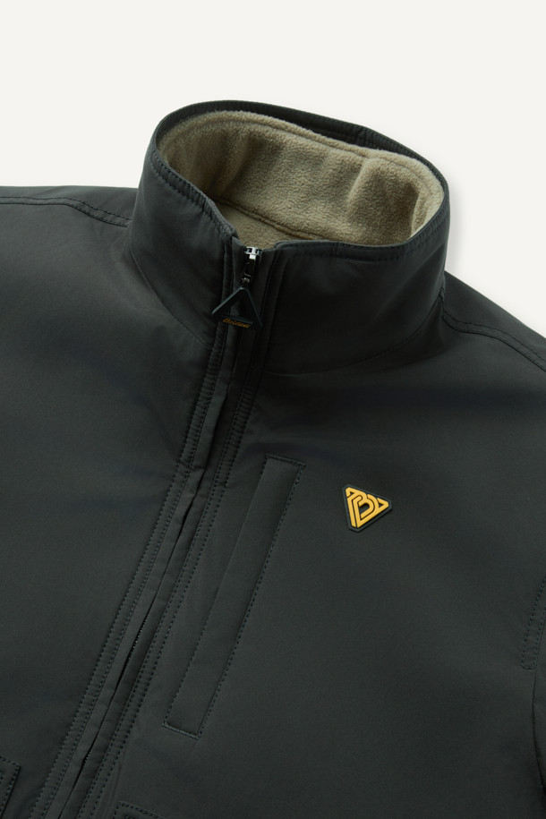 워크 3IN1 트랜스폼 재킷은 일상과 아웃도어 활동에 모두 적합한 공용 아우터입니다. 블랙 컬러의 레귤러핏 재킷으로 스포티하고 캐주얼한 스타일을 연출할 수 있으며, 봄, 가을, 겨울 세 계절 모두 착용 가능합니다. 탈부착 가능한 내피, 방수, 방풍 기능을 갖춰 변덕스러운 날씨에도 끄떡없으며, 보온성까지 뛰어나 실용적입니다. 2L 원단을 사용하여 내구성을 높였으며, 총 10개의 포켓 시스템으로 수납력 또한 훌륭합니다. 등산룩, 캠핑룩, 겨울 데일리룩으로 활용하기 좋으며, 부드러운 촉감과 두꺼운 두께로 편안한 착용감을 선사합니다.
