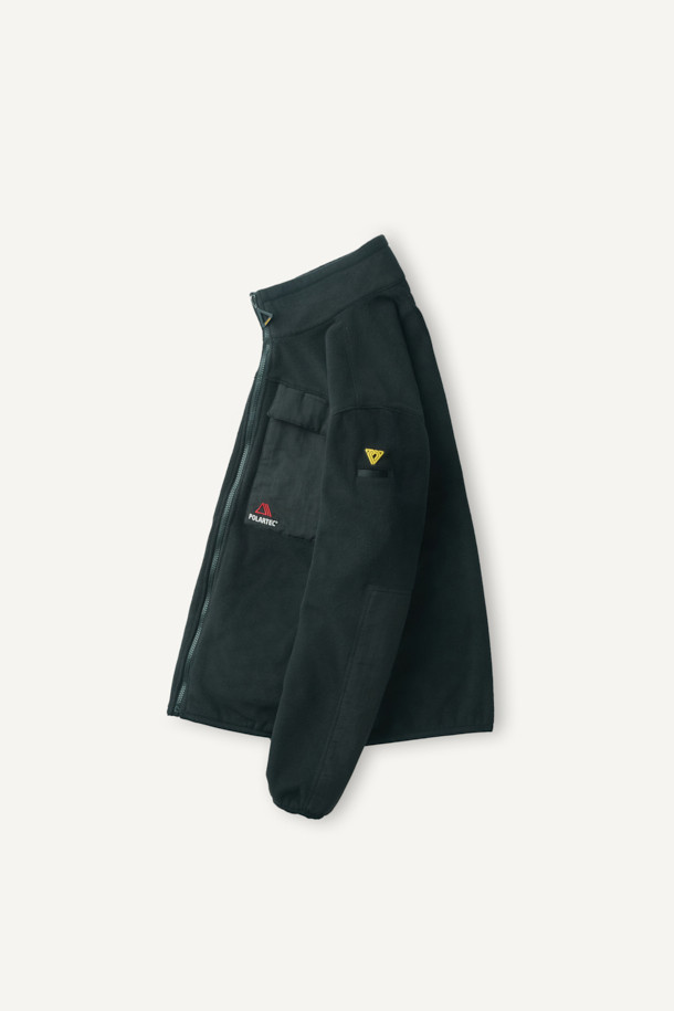 워크 미드레이어 폴라텍 플리스 재킷 V3는 일상, 작업 그리고 아웃도어 활동에 적합한 남녀 공용 플리스 재킷입니다. 뛰어난 보온성과 통기성을 제공하며, 흡습 및 속건 기능으로 쾌적한 착용감을 유지합니다. 부드러운 촉감의 폴라텍 플리스 소재와 9개의 포켓, 벨크로, D링 디테일은 스포티하면서도 캐주얼한 스타일을 완성합니다. 스탠다드 핏에 긴 소매, 집업 및 스냅 여밈 방식으로 편안한 착용감을 선사하며, 봄, 가을, 겨울 세 계절 모두 활용 가능합니다. 등산, 캠핑, 출근 등 다양한 TPO에 맞춰 미니멀하고 세련된 스타일을 연출해보세요.
