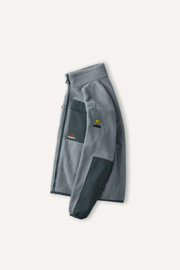 워크 미드레이어 폴라텍 플리스 재킷 V3는 일상, 작업 및 아웃도어 활동에 적합한 남녀 공용 플리스 재킷입니다. 부드러운 촉감의 폴라텍 소재와 나일론 소재를 혼방하여 보온성, 통기성, 속건 기능, 그리고 내구성을 갖췄습니다. 스탠다드핏의 레귤러 기장으로, 그레이 및 다크 그레이 색상으로 제공되며, 지퍼 및 스냅 여밈 방식에 총 9개의 포켓을 구성하여 실용성을 더했습니다. 마찰 부위 덧댐 처리, YKK 스냅/지퍼, 벨크로, D링 다용도 고리 등 다양한 디테일이 돋보이며, 등산룩, 캠핑룩, 출근룩 등 다양한 TPO에 캐주얼, 스포티, 워크웨어 스타일로 활용하기 좋습니다.
