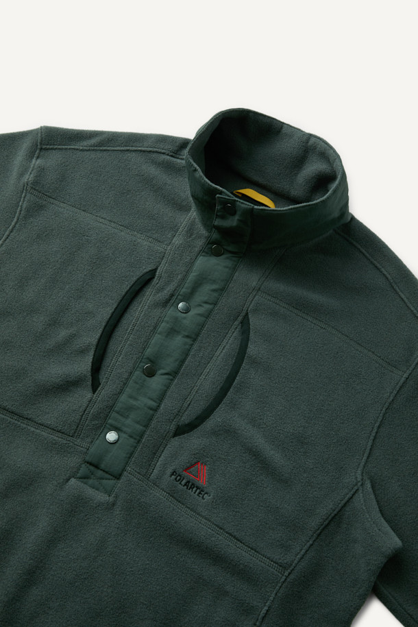 폴라텍 플리스 아노락 재킷은 가볍고 부드러운 착용감으로 일상과 아웃도어 활동 모두에 적합합니다. 간절기와 겨울철에 활용하기 좋은 얇은 두께의 컴포트핏 재킷이며, 그린 컬러의 무지 디자인으로 다양한 스타일 연출이 용이합니다. 하이넥 디자인과 가슴 상단 포켓, 왼쪽 소매 펜 포켓, 팔꿈치 덧댐 등의 디테일이 돋보입니다. 보온, 통기, 흡습, 속건 기능으로 쾌적함을 유지하며, 등산룩, 겨울 데일리룩, 캠핑룩 등 다양한 TPO에 활용하기 좋습니다. 스포티, 캐주얼, 고프코어 스타일을 즐기는 분들께 추천합니다.
