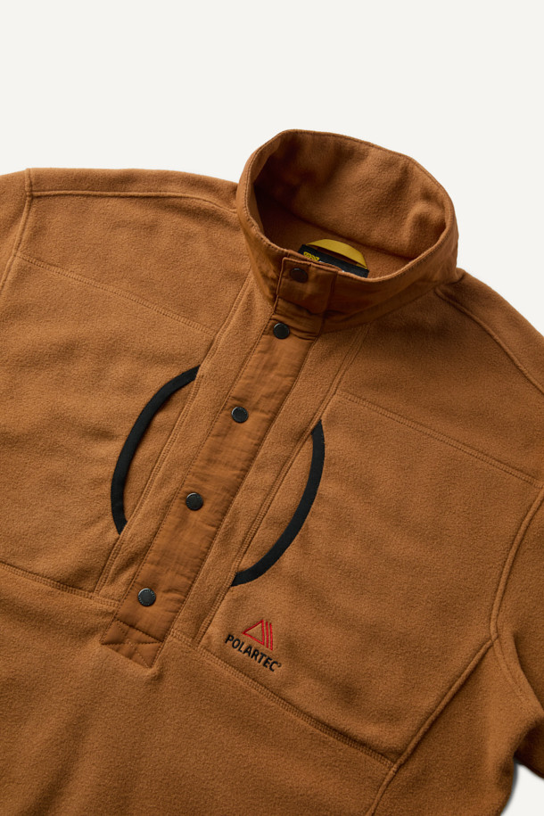 폴라텍 플리스 아노락 재킷은 아웃도어 활동과 일상에서 모두 활용 가능한 남녀 공용 아노락입니다. 가을, 겨울 시즌에 적합하며, 브라운 컬러의 무지 디자인으로 스포티하면서도 캐주얼한 스타일을 연출할 수 있습니다. 두꺼운 두께감의 폴라텍, 나일론 소재를 사용하여 부드러운 촉감과 뛰어난 보온성, 통기성, 속건성을 제공합니다. 컴포트 핏에 하이넥 디자인, 스냅 여밈 방식으로 편안하게 착용할 수 있으며 팔꿈치 덧댐, 가슴 포켓, 펜 포켓 등의 디테일로 실용성을 더했습니다. 등산룩, 가을 나들이룩, 겨울 데일리룩 등 다양한 TPO에 맞춰 스포티, 캐주얼, 고프코어 스타일을 연출해 보세요.
