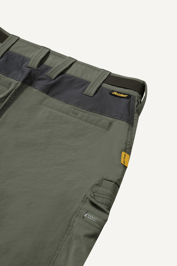 액티브 하프 팬츠 V2는 아웃도어 활동과 일상생활 모두에 적합한 공용 반바지입니다. 카키 색상으로, 여름철 시원하게 착용할 수 있도록 얇고 부드러운 나일론 스판덱스 혼방 소재를 사용했습니다. 흡습속건, 통기성, 신축성 기능을 갖춰 활동성을 높였으며, 컴포트핏으로 편안한 착용감을 제공합니다. 7개의 포켓과 YKK 지퍼, D링, 파우치 호환 기능으로 수납력을 강화했으며, 스트레치 우븐 에어리도트 소재 배색으로 디자인 포인트를 더했습니다. 여행, 휴가, 등산 등 다양한 TPO에 스포티, 캐주얼, 고프코어 스타일로 연출하기 좋습니다.
