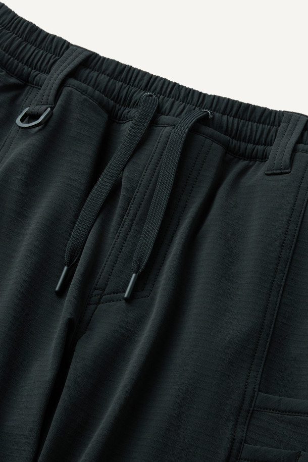 워크 액티브 에센셜 윈터 조거 팬츠는 겨울철 워크웨어와 일상복으로 활용하기 좋은 조거 팬츠입니다. 블랙 컬러의 무지 디자인으로 어떤 스타일에도 쉽게 매치할 수 있으며, 코듀라와 플리스 소재를 사용하여 뛰어난 내구성과 보온성을 제공합니다. 컴포트핏 조거 스타일로 편안한 착용감을 선사하며, YKK 지퍼, 허리 스트링, D링 벨트고리, 다양한 포켓, 무릎 및 오금 입체 절개, 브랜드 와펜 등 디테일한 기능과 디자인을 더했습니다. 출근룩과 캠핑룩은 물론, 캐주얼, 미니멀, 스포티 등 다양한 스타일을 즐기는 분들께 추천합니다.
