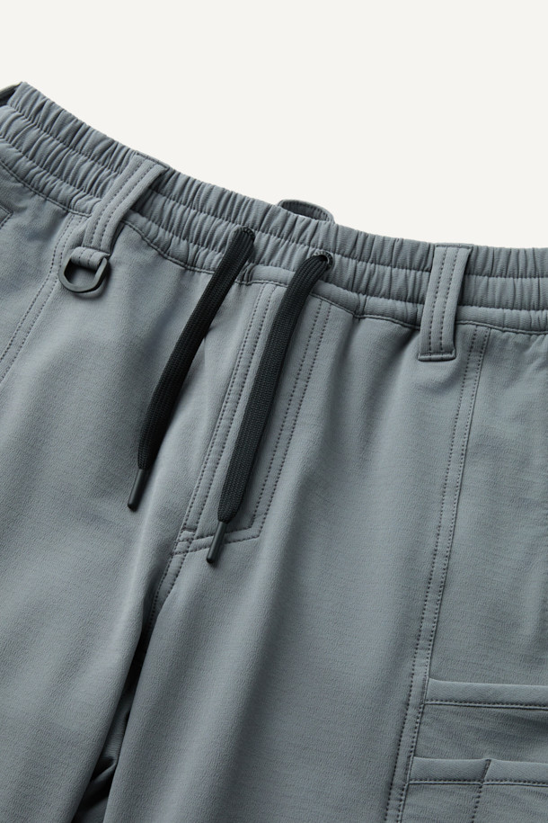 워크 액티브 에센셜 윈터 조거 팬츠는 워크, 일상, 산책 등 다양한 TPO에 활용 가능한 겨울철 조거 팬츠입니다. 톤 다운된 그레이 컬러에 스포티하고 캐주얼한 스타일을 더해 미니멀한 무드를 연출합니다. 안감은 부드러운 플리스 소재로 제작되었으며, 두꺼운 두께감으로 보온성을 높였습니다. 튼튼한 코듀라 소재와 내마모성이 뛰어난 플리스 안감으로 제작되어, 내구성이 뛰어나며 YKK 지퍼, 허리 스트링, D링 벨트고리, 다양한 입체 절개 디테일로 활동성을 더했습니다. 양쪽 사이드 2단 포켓과 브랜드 와펜으로 디자인의 완성도를 높였습니다.
