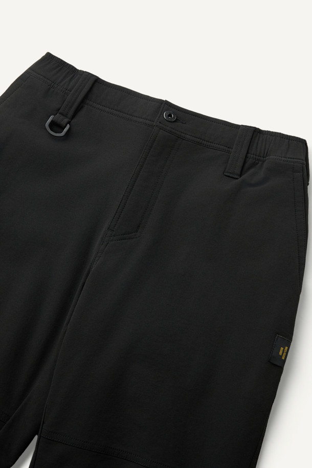 **에센셜 윈터 기모 팬츠 V2 (옥타)**는 일상과 워킹, 출근룩에 모두 활용 가능한 남녀 공용 기모 팬츠입니다. 블랙 색상으로 출시되었으며, 스포티, 캐주얼, 미니멀 스타일을 연출하기 좋습니다. 나일론과 스판덱스 혼방 소재로 제작되어 편안한 컴포트핏을 제공하며, 두꺼운 두께감으로 겨울철 보온성을 높였습니다. 옥타(OCTA) 안감과 기모 안감, 흡습속건, 통기, 경량 기능으로 쾌적한 착용감을 선사합니다. YKK 지퍼, D링 고리, 사이드 포켓, 카고 포켓, 펜슬 홀더, 행거 루프 등 실용적인 디테일을 더했습니다.
