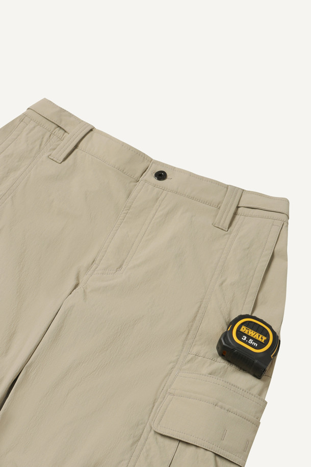 라이트워크 코듀라립 팬츠는 일상과 워크웨어 스타일을 모두 만족시키는 남성용 워크 팬츠입니다. 베이지 컬러의 무지 디자인으로, 봄, 여름, 가을 3계절 모두 활용 가능하며, 캐주얼 및 스포티한 무드를 연출합니다. 코듀라 및 나일론 소재를 사용하여 내구성이 뛰어나고, 얇은 두께감으로 편안한 착용감을 제공합니다. 허리 스트레치 밴딩, YKK 지퍼, 10개의 포켓, 더블 스티치, 립스탑 원단, WR 코팅 등 다양한 기능과 디테일을 갖춰 출근룩과 워크샵룩에 적합합니다. 컴포트 핏으로 편안하게 착용 가능하며, 미니멀하고 세련된 워크웨어 스타일을 완성해 보세요.
