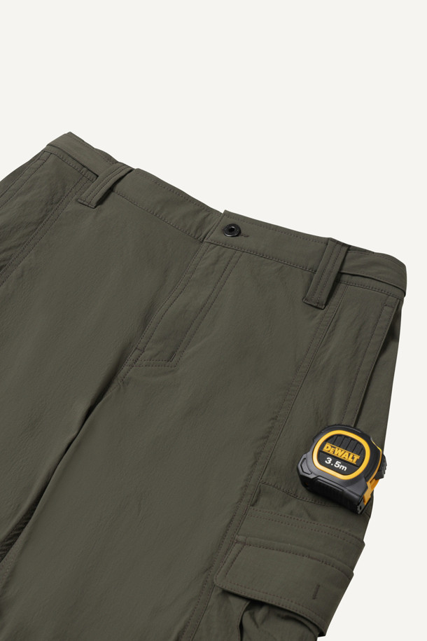 라이트워크 코듀라립 팬츠는 일상과 워크 활동에 적합한 남녀 공용 긴바지입니다. 카키와 올리브 두 가지 컬러로 제공되며, 코듀라, 나일론, 스판덱스 혼방의 립스탑 원단을 사용하여 내구성과 신축성, 생활 방수 기능을 갖췄습니다. 허리 스트레치 밴딩으로 편안한 착용감을 제공하며, 컴포트핏과 레귤러핏 두 가지 핏으로 만나보실 수 있습니다. 10개의 포켓과 YKK 지퍼, 더블 스티치, WR 코팅, 파우치 호환 기능이 특징이며, 캐주얼, 미니멀, 워크웨어 스타일을 연출하기 좋습니다.
