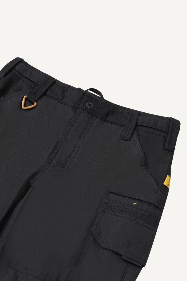 아라미드 쉴드 조거 팬츠 V3는 워크웨어와 일상, 스포티, 밀리터리 스타일을 아우르는 남성용 조거 팬츠입니다. 블랙 색상으로 사계절 착용 가능하며, 코듀라와 아라미드 소재를 사용하여 내구성과 내마모성을 높였습니다. 발수 기능과 신축성을 갖춰 활동성을 보장하며, 스탠다드핏 조거핏으로 편안한 착용감을 제공합니다. 10개의 포켓, YKK 지퍼, 더블 스티치, 무릎 보호 시스템, 툴 파우치 호환 등 다양한 디테일이 특징입니다. 출근룩, 워크샵룩, 캠핑룩 등 다양한 TPO에 활용할 수 있습니다.
