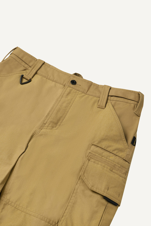 아라미드 쉴드 조거 팬츠 V3는 일상과 워킹 활동에 적합한 조거핏 바지입니다. 베이지 색상으로, 사계절 내내 착용 가능하며 스포티와 밀리터리 스타일을 동시에 연출합니다. 코듀라와 아라미드 소재를 사용하여 내구성과 신축성이 뛰어나고, 발수 기능까지 갖췄습니다. 10개의 포켓, YKK 지퍼, 더블 스티치, 무릎 보호 시스템, 파우치 호환 등 다양한 기능과 특징을 제공합니다. 스탠다드핏으로 편안하게 착용할 수 있으며, 워크웨어, 미니멀 스타일을 선호하는 분들께 추천합니다.
