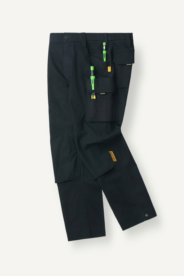 크래프트맨 팬츠 V4는 남성용 워크웨어 팬츠로, 사계절 착용이 가능합니다. 블랙 컬러의 무지 디자인에 스포티와 밀리터리 스타일을 더했으며, 컴포트 핏으로 편안한 착용감을 제공합니다. 면혼방, 코듀라, 나일론 등 튼튼한 소재를 사용하여 내구성을 높였으며 발수 및 스트레치 기능도 갖췄습니다. YKK 스냅/지퍼, 12개 포켓 시스템, 인체공학적 패턴, 밑단 너비 조절 기능, 코듀라 500D 원단 덧댐 등 실용적인 디테일이 돋보입니다. 출근룩, 워크샵룩, 가을 나들이룩 등 다양한 TPO에 워크웨어, 미니멀, 캐주얼 스타일로 활용하기 좋습니다.
