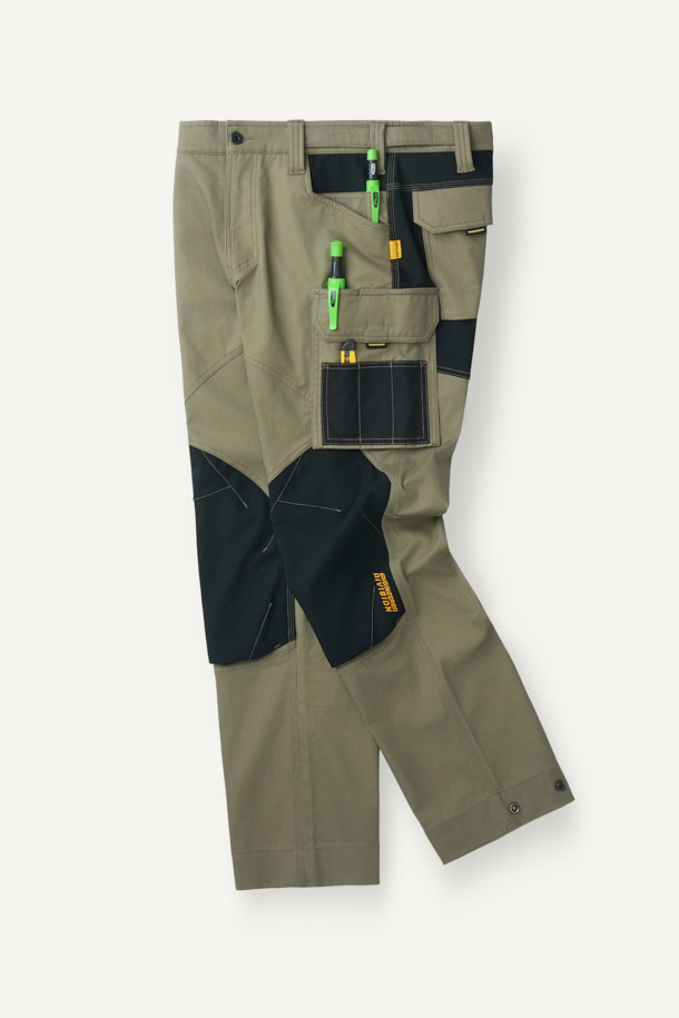 크래프트맨 팬츠 V4는 워크웨어와 일상, 출근룩과 워크샵룩에 모두 어울리는 남성용 워크팬츠입니다. 카키와 블랙 두 가지 색상으로 제공되며, 스포티하면서도 밀리터리 무드를 연출합니다. 면혼방, 나일론, 코듀라 소재를 사용하여 사계절 착용 가능하며, 두꺼운 두께감과 뻣뻣한 촉감이 특징입니다. 컴포트핏으로 편안함을 제공하며, 발수, 신축성, 내구성을 갖춰 활동성을 높였습니다. YKK 스냅/지퍼, 12개 포켓 시스템, 인체공학적 패턴, 코듀라 500D 원단 덧댐, 밑단 너비 조절 기능까지 갖춘 완성도 높은 팬츠입니다.
