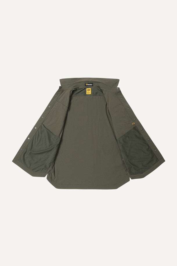 라이트워크 코듀라 셔켓은 봄, 가을, 겨울 세 계절 모두 활용 가능한 공용 셔켓입니다. 캐주얼, 스포티, 워크웨어 스타일을 아우르는 디자인으로, 일상, 워크, 출근룩, 워크샵룩, 가을 나들이룩 등 다양한 TPO에 적합합니다. 방수, 발수 기능을 갖춘 코듀라, 나일론, 스판덱스 혼방 소재로 제작되어 활동성과 편안함을 제공하며, 컴포트핏으로 편안한 착용감을 선사합니다. 카키, 올리브 두 가지 색상으로 출시되었으며, 얇은 두께감과 긴 소매 기장이 특징입니다. 8개의 수납 포켓, 소매 롤업 기능, 금속 스냅 버튼, 액션 플리츠, 펜 홀더, 다용도 고리 등 실용적인 디테일이 돋보입니다.
