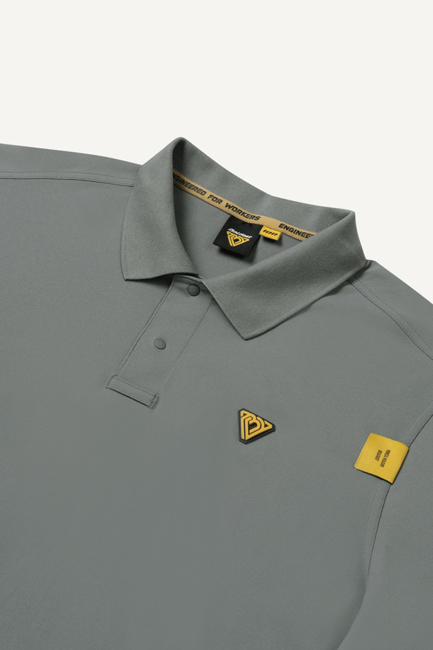 에센셜 폴로 반팔 티셔츠 V2는 일상과 워크웨어 모두에 적합한 공용 폴로 티셔츠입니다. 페인터 그레이 컬러의 무지 디자인으로 미니멀, 스포티, 캐주얼 스타일을 연출할 수 있습니다. 흡습, 속건, 신축성, 경량 기능을 갖춘 소로나, 나일론 혼방 소재로 제작되어 여름철에도 쾌적하게 착용 가능합니다. YKK 스냅 버튼, 펜슬 홀더, 벨크로 시스템, 와펜 포인트 등의 디테일과 친환경 소재 사용이 특징입니다. 출근룩, 워크샵룩 등 다양한 TPO에 활용할 수 있는 스탠다드핏의 반소매 티셔츠입니다.
