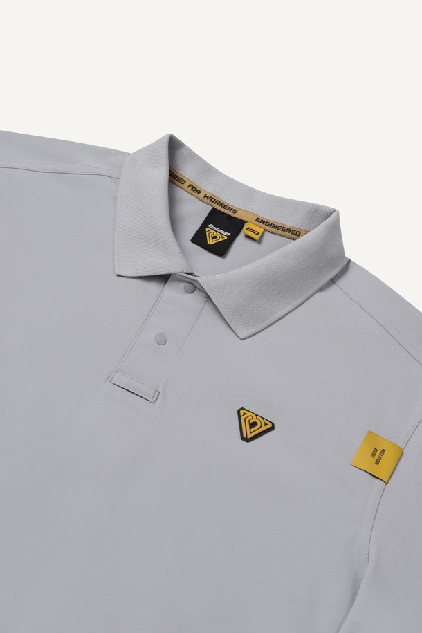 "에센셜 폴로 반팔 티셔츠 V2"는 페인터 그레이 색상의 남녀 공용 폴로 티셔츠입니다. 여름철 일상 및 워크, 특히 출근룩에 적합하며 스포티하면서도 미니멀한 스타일을 연출합니다. 흡습, 속건, 신축성, 통기성이 뛰어난 소로나와 나일론 혼방 소재로 제작되어 얇고 부드러운 촉감을 제공합니다. YKK 스냅 버튼, 펜슬 홀더, 벨크로 시스템, 와펜 포인트, 친환경 소재 등 다양한 디테일이 돋보입니다. 스탠다드 핏의 반소매 폴로넥 디자인으로 편안함과 활동성을 동시에 갖췄습니다.
