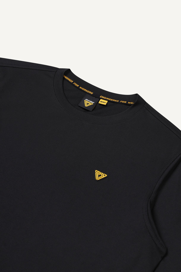 **쿨코어 긴팔 티셔츠**는 워크웨어, 일상, 스포츠 활동에 적합한 남녀 공용 상의입니다. 블랙 색상의 스탠다드핏 긴팔 티셔츠로, 사계절 내내 활용 가능합니다. 얇고 가벼운 쿨코어 소재를 사용하여 냉감, 흡습, 속건 기능을 제공하며, 활동성을 높이는 겨드랑이 패턴과 펜 포켓, 벨크로 시스템이 특징입니다. 또한, 재귀반사 디테일로 안전성을 더하고, 더블 스티치 봉제와 브랜드 로고로 내구성과 디자인을 완성했습니다. 미니멀하고 스포티한 스타일을 연출하며, 출근룩, 워크샵룩, 피트니스룩 등 다양한 TPO에 활용할 수 있습니다.
