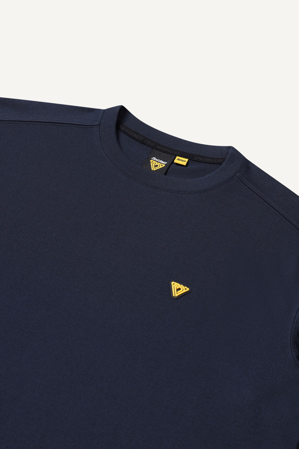 네이비 컬러의 방적사 긴팔 티셔츠입니다. 컴포트 핏으로 제작되어 편안한 착용감을 제공하며, 라운드넥 디자인으로 깔끔한 느낌을 줍니다. 부드러운 촉감의 폴리에스테르 소재로 제작되어 사계절 내내 활용 가능하며, 보온성과 흡습성이 뛰어나 실용적입니다. 펜꽂이 포켓, 밑단 트임, 갈라삼봉 스티치, 브랜드 와펜, 로고 라벨 등의 디테일이 돋보이며, 출근룩이나 워크샵룩, 미니멀, 워크웨어, 클래식 스타일을 즐기는 분들께 추천합니다.
