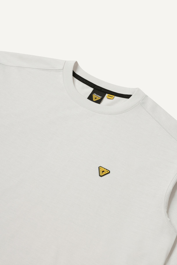 본 방적사 긴팔 티셔츠는 워크웨어 및 일상복으로 활용하기 좋은 베이직 스타일의 긴팔 티셔츠입니다. 부드러운 촉감의 폴리에스테르 소재로 제작되어 사계절 내내 착용 가능하며, 컴포트핏으로 편안한 착용감을 선사합니다. 라운드넥 디자인에 무지 패턴으로 깔끔함을 더했으며, 밑단 트임 디테일과 펜 포켓이 워크웨어의 실용성을 강조합니다. 갈라삼봉 스티치 마감과 볼디스트 심볼 와펜, 볼디스트 로고 라벨을 통해 브랜드의 아이덴티티를 나타냅니다. 출근룩과 워크샵룩, 미니멀, 클래식 스타일을 즐겨 입는 분들께 추천합니다.
