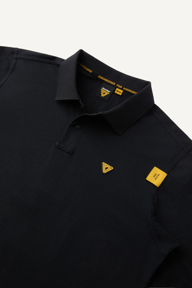 에센셜 폴로 긴팔 티셔츠는 블랙 컬러의 베이직 스타일 폴로 티셔츠입니다. 흡습속건 기능과 신축성을 갖춘 폴리에스테르와 소로나 혼방 소재로 제작되어 편안한 착용감을 제공합니다. 컴포트핏으로 디자인되었으며, 레귤러 기장의 긴소매와 폴로넥이 특징입니다. YKK 스냅 버튼, 겨드랑이 활동 패턴, 더블 스티치 봉제, 펜슬 홀더, 볼디스트 심볼 라벨 등의 디테일이 돋보입니다. 출근룩, 비즈니스 캐주얼, 워크샵룩 등 다양한 TPO에 활용하기 좋은 클래식, 미니멀, 워크웨어 스타일의 제품입니다.
