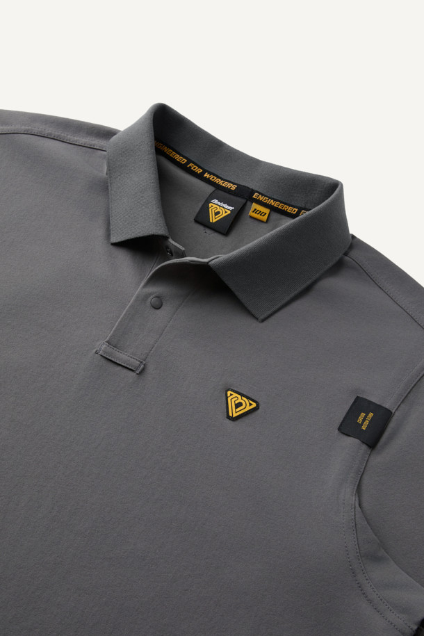 에센셜 폴로 긴팔 티셔츠는 베이직한 스타일의 컴포트핏 폴로넥 긴팔 티셔츠입니다. 일상과 워크웨어 모두에 적합하며, 출근룩과 비즈니스 캐주얼 스타일을 연출하기 좋습니다. 폴리에스테르와 소로나 혼방 소재로 제작되어 흡습, 속건, 신축성이 우수합니다. YKK 스냅 버튼, 겨드랑이 활동 패턴, 더블 스티치 봉제 등의 디테일과 펜슬 홀더, 볼디스트 심볼 라벨이 특징입니다. 클래식, 미니멀, 워크웨어 스타일을 선호하는 분들께 추천합니다.
