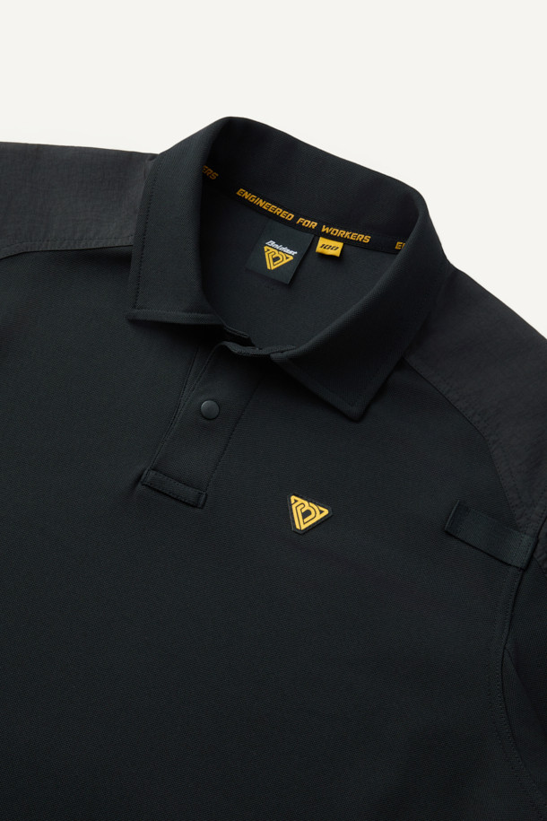 블랙 색상의 택티컬 폴로 긴팔 티셔츠입니다. 일상, 작업용, 출근룩, 여행룩, 워크샵룩 등 다양한 TPO에 적합하며, 캐주얼, 미니멀, 워크웨어 스타일을 연출할 수 있습니다. 나일론과 폴리에스테르 혼방 소재로 제작되어 흡습, 속건, 항균, 통기성, 신축성이 우수합니다. 밀리터리 무드의 스탠다드핏 폴로넥 디자인으로, 양쪽 가슴 펜 홀더, 소매 플랩 포켓, 벨크로 디테일, 사이드 밑단 트임, YKK 스냅 버튼, 벨크로 시스템 등 실용적인 특징을 갖추었습니다. 긴소매 기장의 무지 디자인으로, 레귤러 기장으로 제작되었습니다.
