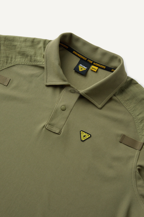 본 상품은 밀리터리, 스포티 스타일의 택티컬 폴로 긴팔 티셔츠입니다. 카키, 올리브 두 가지 색상으로 출시되었으며, 흡습, 속건, 항균, 통기성, 스트레치 기능으로 여름철에도 쾌적하게 착용 가능합니다. YKK 스냅 버튼, 펜 홀더, 벨크로 플랩 포켓, 사이드 밑단 트임, 벨크로 시스템, 내마모성 강화 등의 디테일이 돋보입니다. 출근룩, 워크샵룩, 여행룩 등 다양한 TPO에 활용 가능하며, 캐주얼, 스포티, 워크웨어 스타일을 연출할 수 있습니다. 스탠다드핏의 폴로넥 디자인으로 편안함과 활동성을 동시에 제공합니다.
